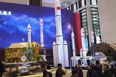 各种比例火箭航天器模型，陈列于国家博物馆改革开放40年成就展